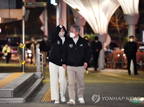 고척돔으로 이동하는 이재명 대선후보 부부