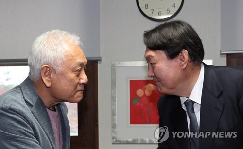 인사나누는 윤석열-김한길