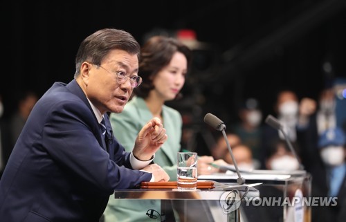 패널 질문에 답변하는 문재인 대통령