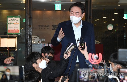경선 후보자들과 오찬 앞서 취재진 질문에 답하는 윤석열 후보