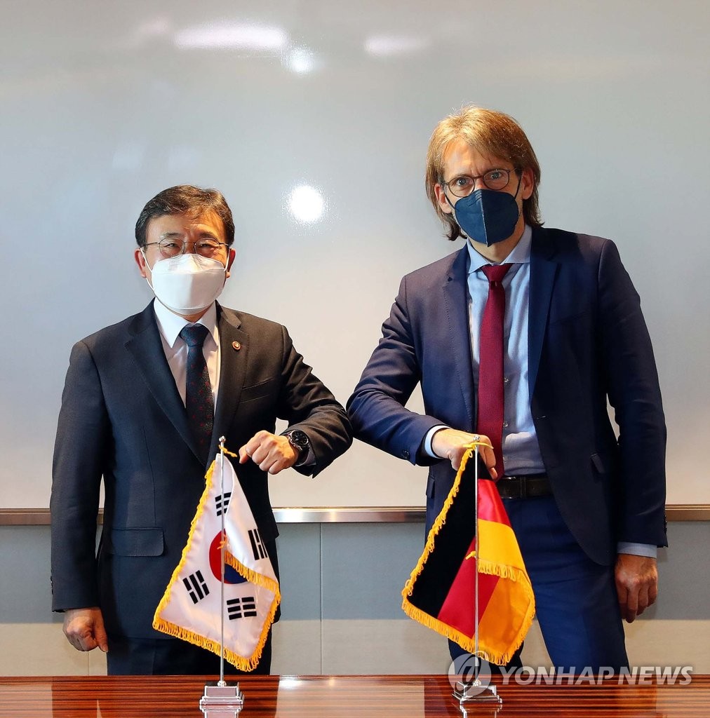 Health minister meets Sartorius head Health minister meets Sartorius head