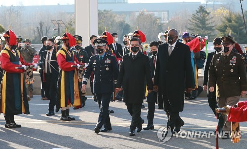 의장행사 마치고 이동하는 한미 국방장관