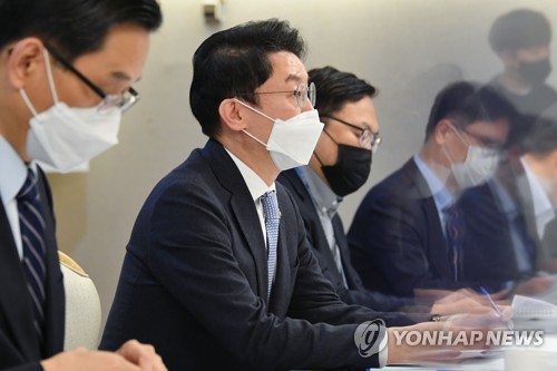 혁신성장 전략점검회의 주재하는 이억원 차관