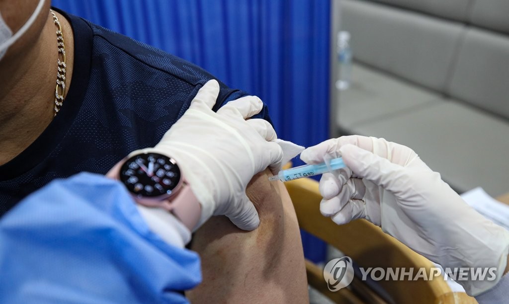 ソウル市内の接種センターで３回目の接種を受ける市民＝（聯合ニュース）