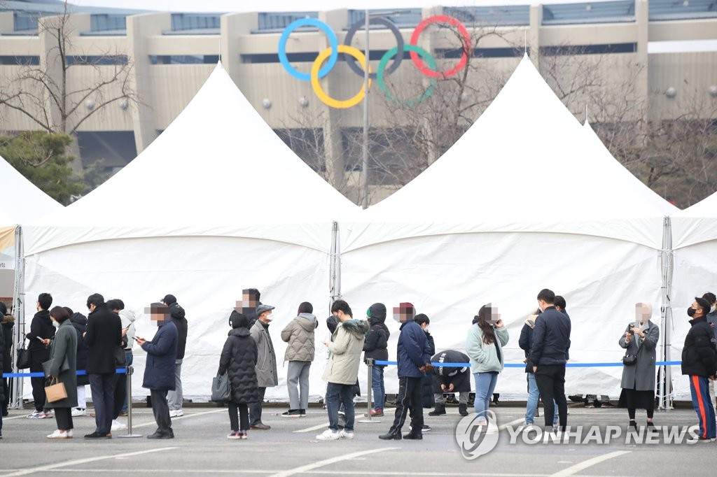 검사 기다리는 시민들