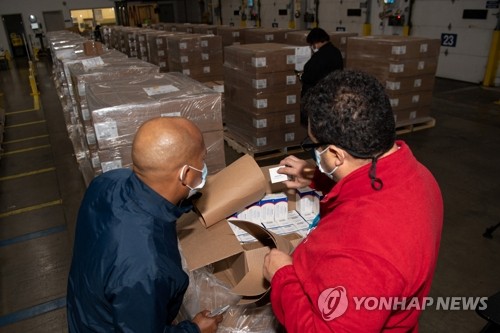 코로나 치료 알약 '팍스로비스' 상자 점검하는 화이자 직원들
