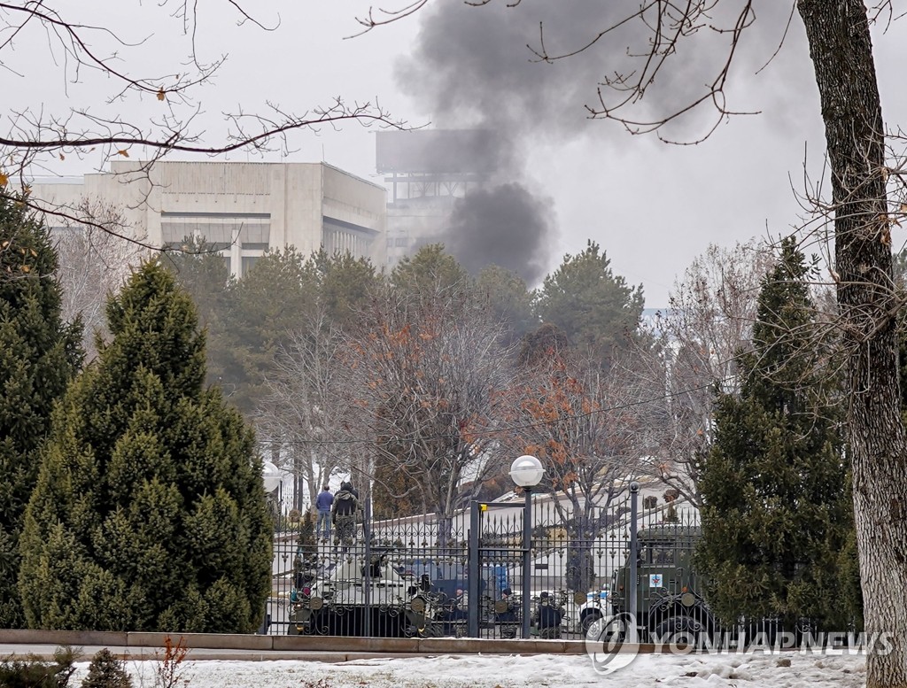 시위 확산 카자흐스탄 알마티 상공에 치솟는 연기