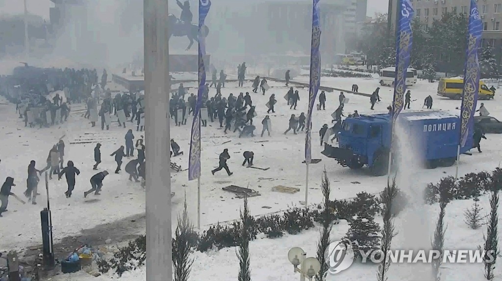 진압 군경과 충돌하는 카자흐스탄 반정부 시위대