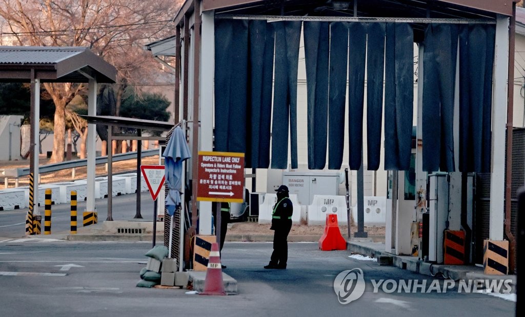This photo shows an entrance of the U.S. Forces Korea's (USFK) Yongsan Garrison in Seoul on Jan. 7, 2022. USFK soldiers infected with COVID-19 numbered at 682 between Dec. 28 and Jan. 3. No detailed information regarding the cases is available. (Yonhap)