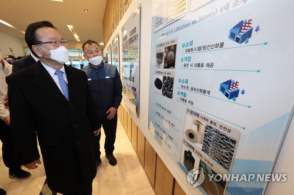 리튬이온전지 관련 정보 살피는 김부겸 총리