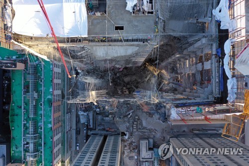 내려다본 붕괴 현장, 내부 구조물도 푹석