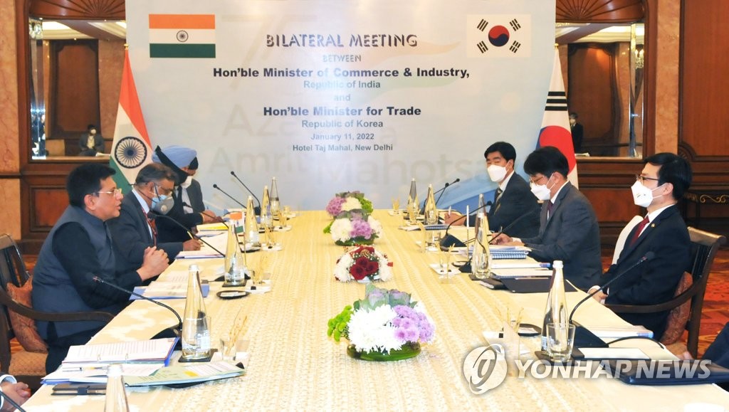 This file photo, provided by South Korea's Ministry of Trade, Industry and Energy on Jan. 12, 2022, shows Seoul's Trade Minister Yeo Han-koo (R) and India's Commerce and Industry Minister Piyush Goyal (L) holding a meeting in New Delhi the previous day. (PHOTO NOT FOR SALE) (Yonhap)