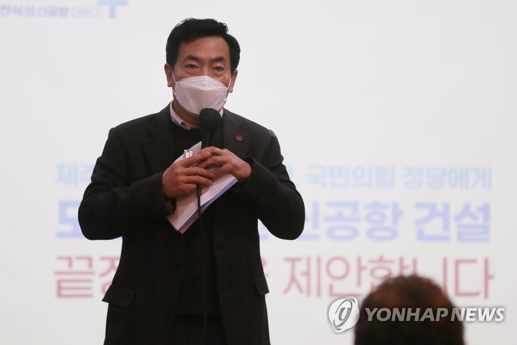 기자회견 하는 박찬식 제주도지사 출마예정자