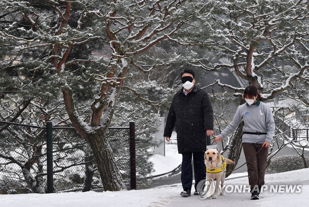 안내견과 함께 걷는 윤석열 대선후보