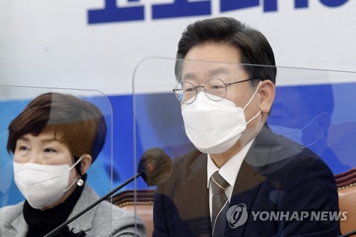 코로나19 위기대응특위 긴급점검회의에서 발언하는 이재명 후보
