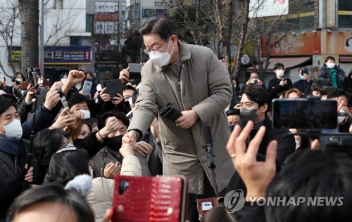 시민들과 주먹인사하는 이재명 후보