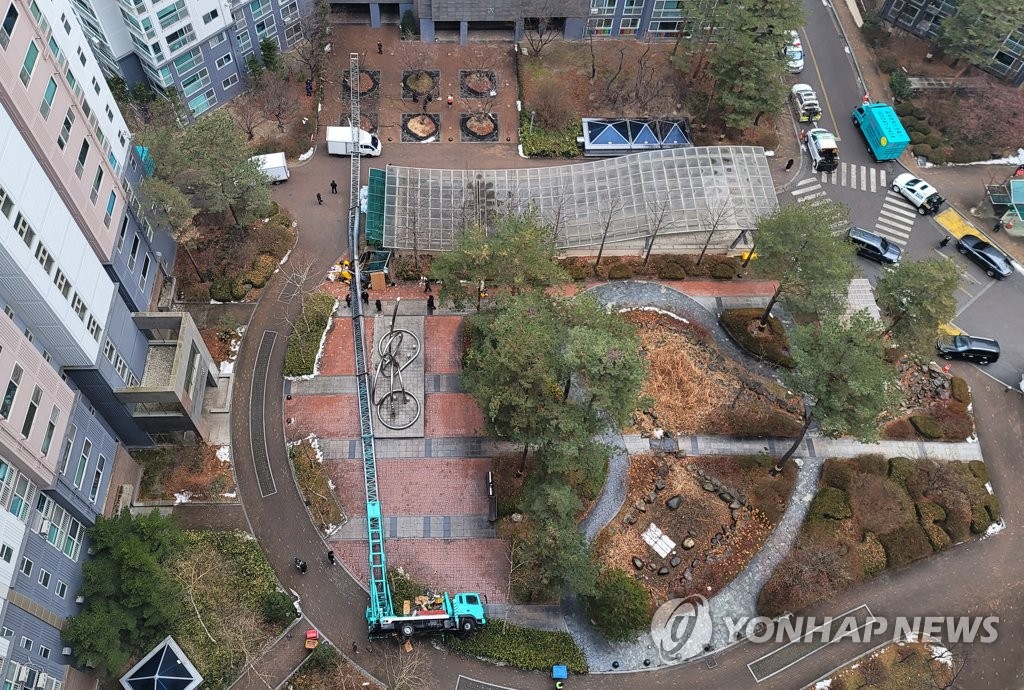 중심 잃고 넘어진 사다리차