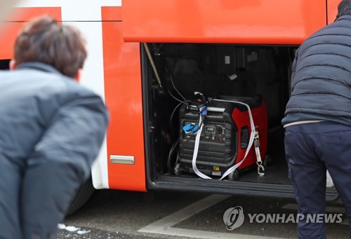 유세용 버스에 설치된 발전기