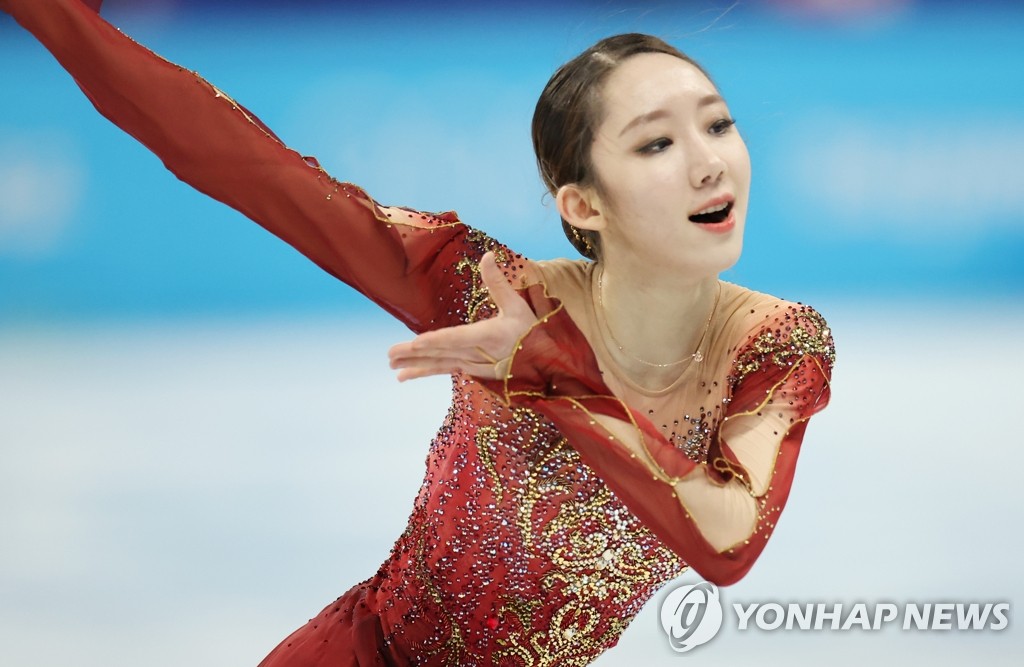 Kim Ye-lim exécute son programme de patinage libre lors de la compétition féminine de patinage artistique en simple aux Jeux olympiques d'hiver de Pékin, le jeudi 17 février 2022, au Palais omnisports de la capitale à Pékin.