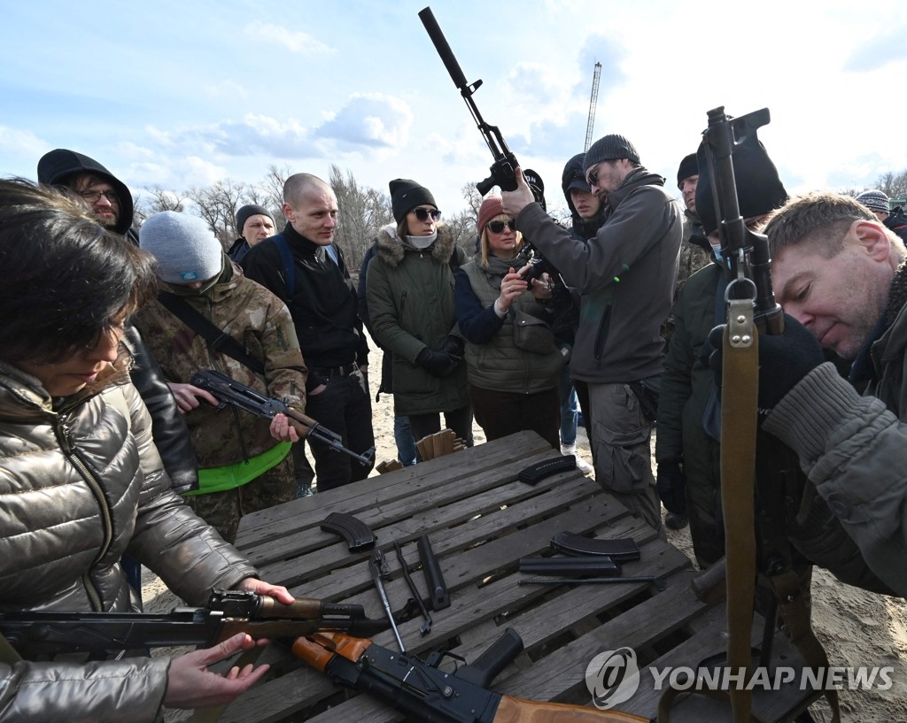 '러시아 침공 대비' 군사 훈련받는 우크라 시민들