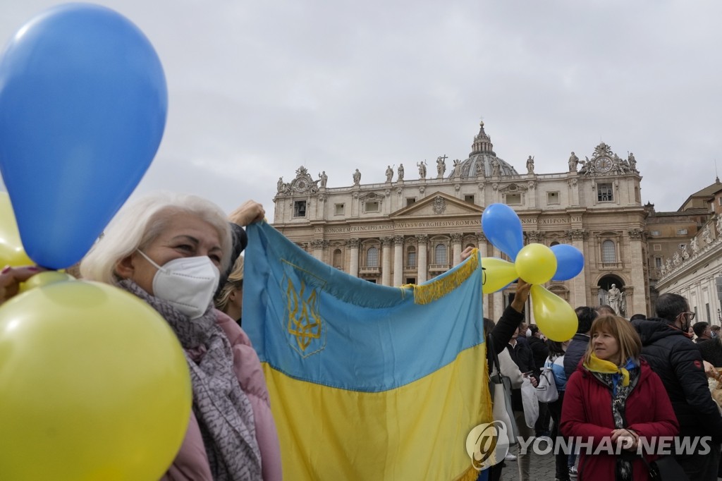 바티칸 광장서 자국기 흔드는 우크라이나인 신자들
