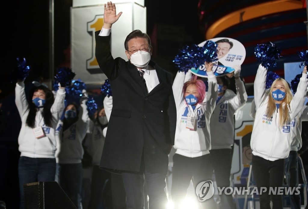 서울 시민들에게 인사하는 이재명