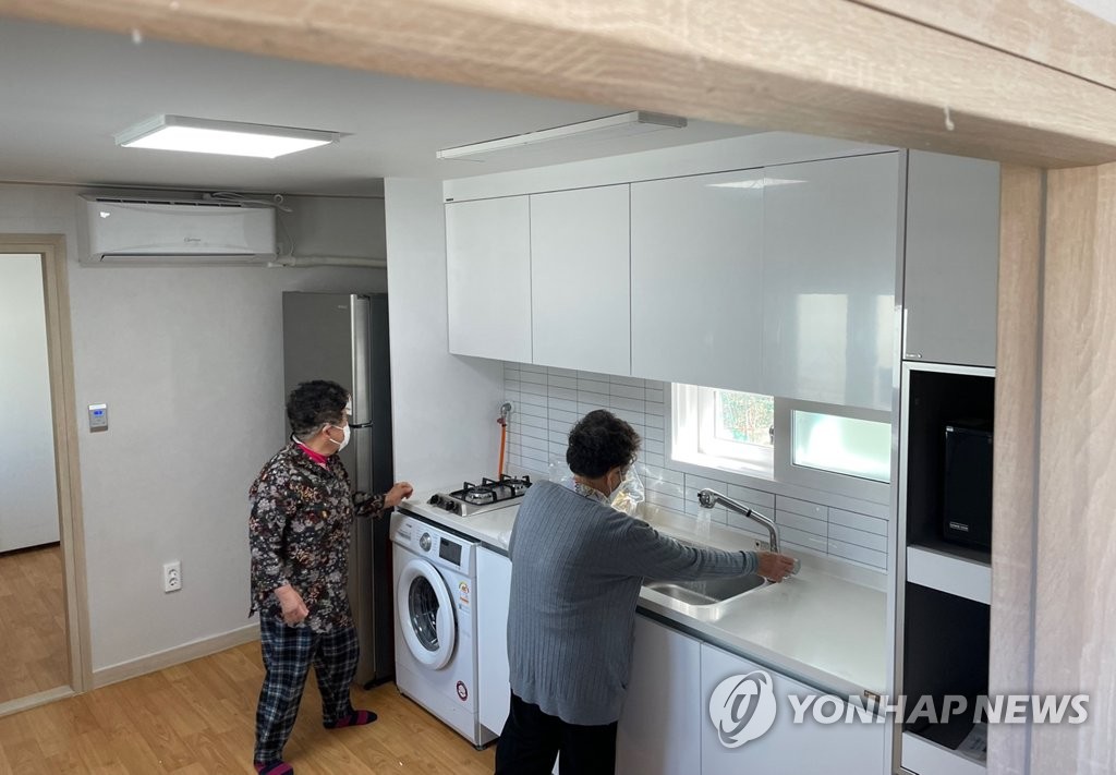 임시주거시설 살펴보는 이재민