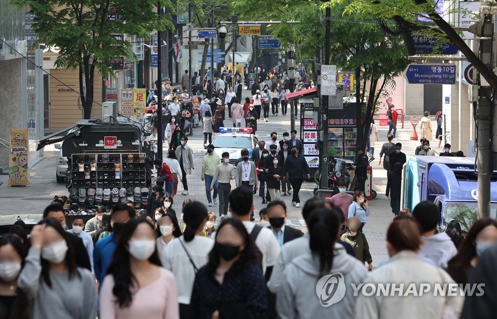 This file photo, taken April 20, 2022, shows the shopping district of Myeongdong bustling with citizens as South Korea lifted almost all COVID-19 social distancing rules. (Yonhap)