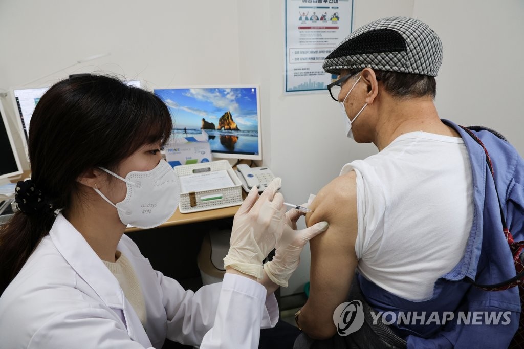 A senior citizen receives a COVID-19 booster shot at a hospital in Seoul on April 25, 2022, as the fourth vaccination for people aged 60 and over started the same day. (Pool photo) (Yonhap)