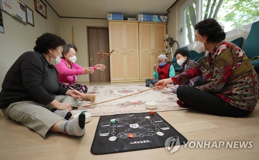 경로당 재개장…윷놀이 즐기는 어르신들