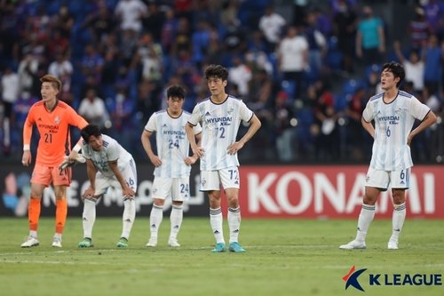 Ulsan Hyundai FC players react to their 2-1 loss to Johor Darum Ta'zim in the clubs' Group I match at the Asian Football Confederation Champions League at Sultan Ibrahim Stadium in Johor Bahru, Malaysia, on April 30, 2022, in this photo provided by the Korea Professional Football League. (PHOTO NOT FOR SALE) (Yonhap)