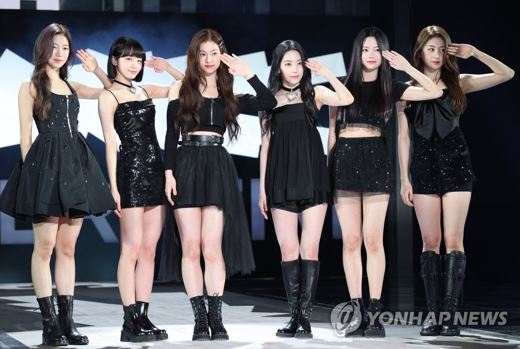 Las integrantes del nuevo grupo femenino de K-pop Le Sserafim posan para una foto durante un evento promocional celebrado, el 2 de mayo de 2022, en Seúl, para conmemorar el lanzamiento de su álbum de debut, "Fearless".