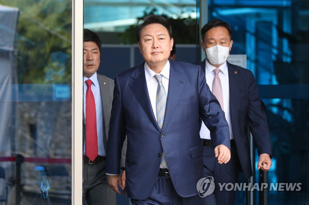 인수위 집무실에서 나오는 윤석열 대통령 당선인