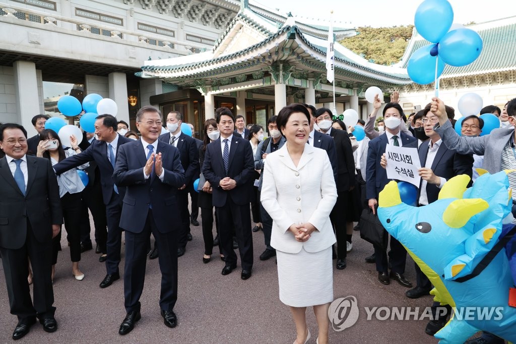 마지막 퇴근길 나선 문재인 대통령