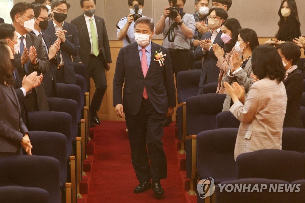 취임식 입장하는 박진 신임 외교부 장관