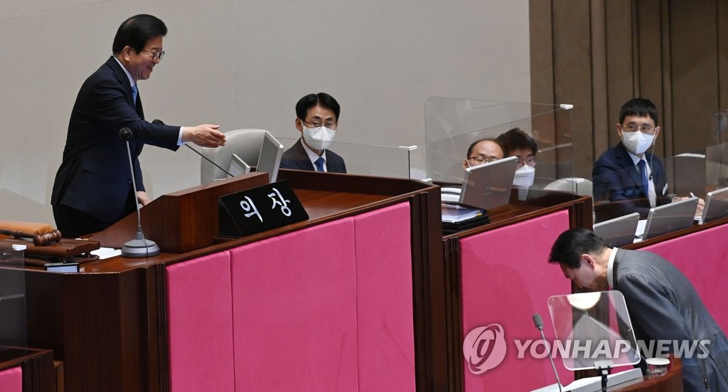 박병석 의장에게 인사하는 윤 대통령