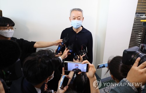 취재진 질문에 답하는 백운규 전 장관