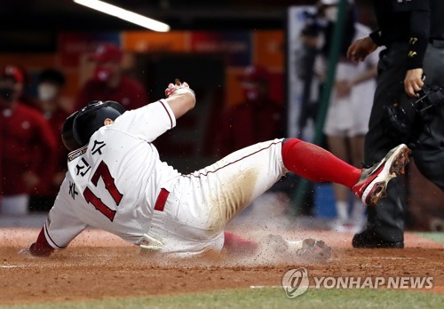 SSG 추신수 '홈으로 슬라이딩'