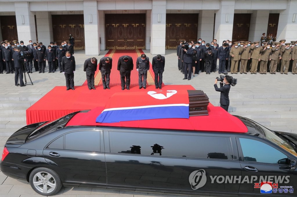 북한 김정은, 현철해 마지막 길 '직접 운구'로 배웅