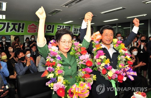 기뻐하는 정인화 광양시장 후보