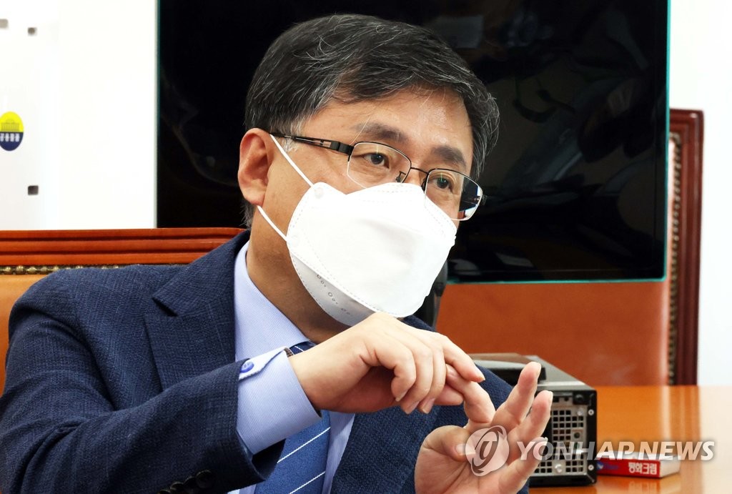기자간담회에서 발언하는 김성환 정책위의장