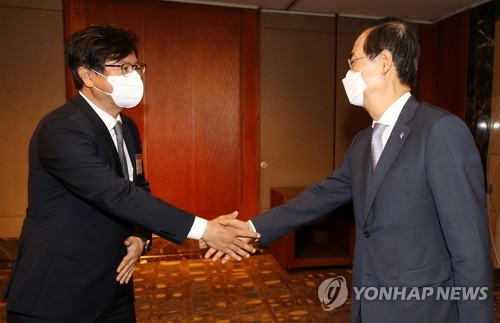 한덕수 국무총리와 악수하는 성기홍 사장