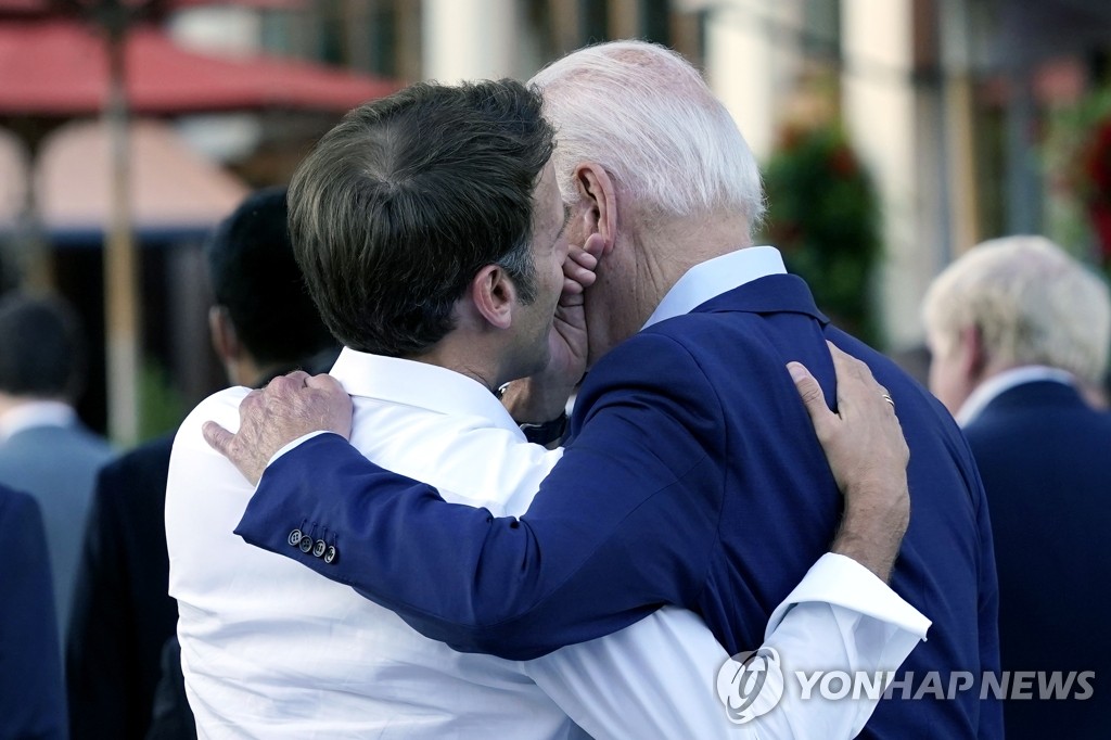 G7 정상회의서 바이든에 귓속말하는 마크롱