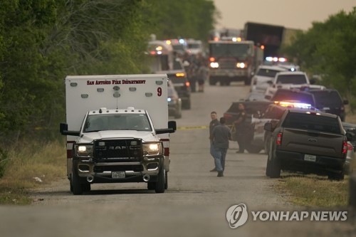 '시신 46구 발견' 美 불법이민 참사 현장 떠나는 구급차