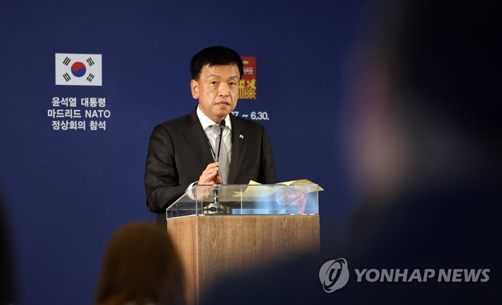 Choi Sang-mok, senior presidential secretary for economic affairs, briefs reporters at a hotel in Madrid on June 28, 2022. (Yonhap)