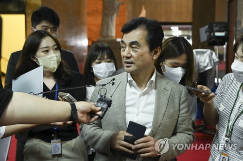 전당대회준비위 회의 참석하는 안규백