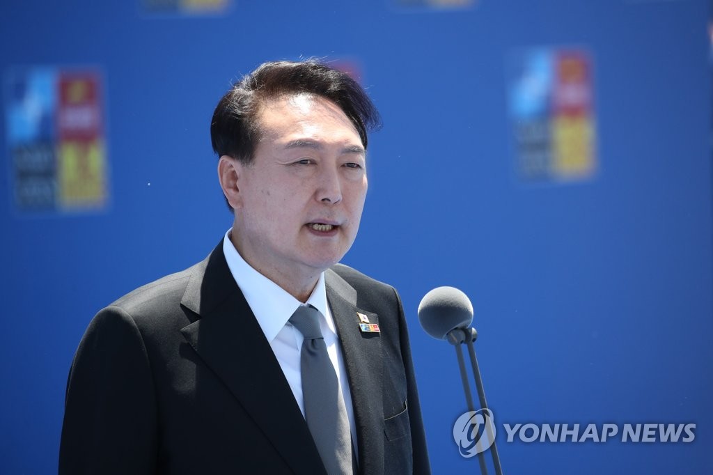 Le président Yoon Suk-yeol s'adresse aux journalistes après son arrivée sur le lieu du sommet de l'Organisation du Traité de l'Atlantique Nord (Otan) à Madrid, le 29 juin 2022.