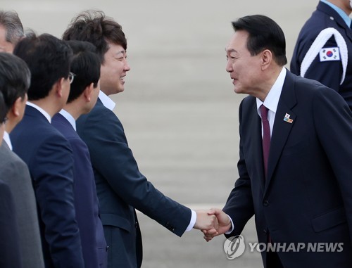 인사하는 윤석열 대통령과 국민의힘 이준석 대표