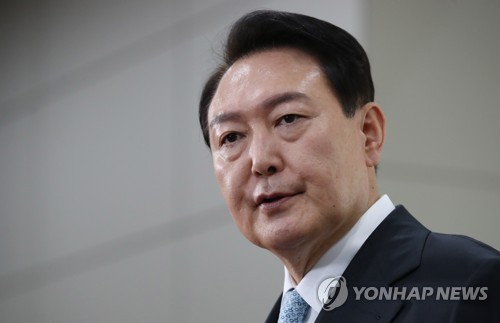 취재진 질문에 답하는 윤석열 대통령