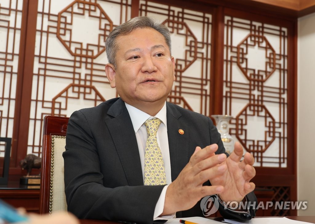 연합뉴스와 인터뷰 하는 이상민 장관